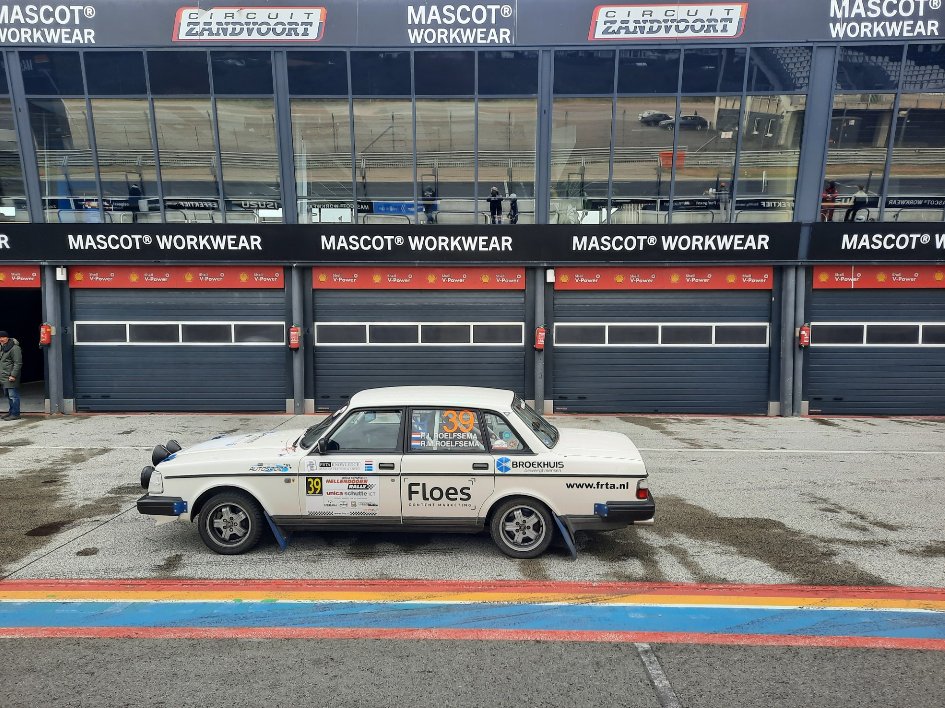 Volvo voor pit muur